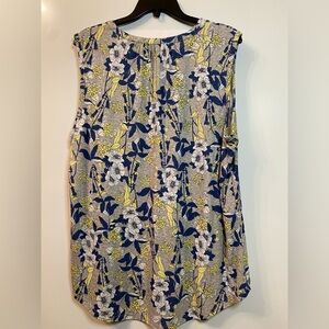NWT. Liz Claiborne Women's Sleeveless Top. Grey floral pattern. Size M.